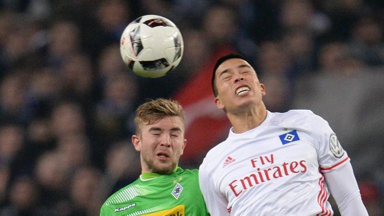 Bobby Wood (Hamburger SV, rechts) und Christoph Kramer von Mönchengladbach (M) springen an den Kopf. Bobby Wood (Hamburger SV, rechts) und Christoph Kramer von Mönchengladbach (M) springen an den Kopf.